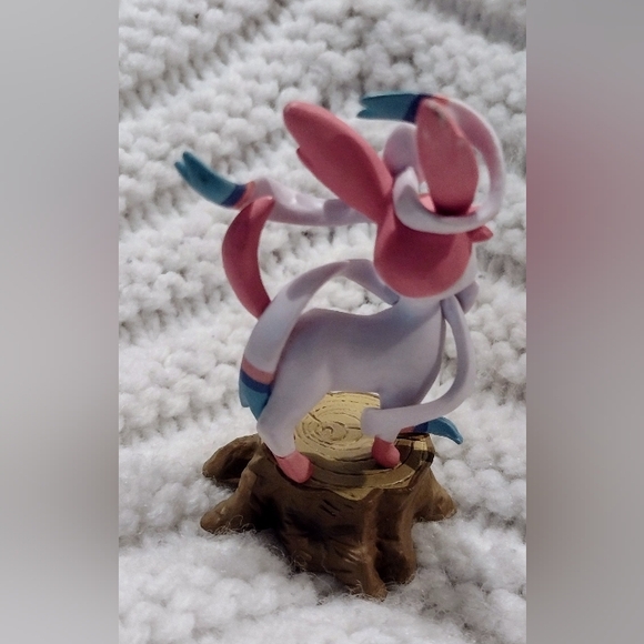 Pokemon Sylveon Collectible Figure 2013 Pokemon TCG Sylveon Collection Box - Picture 3 of 5